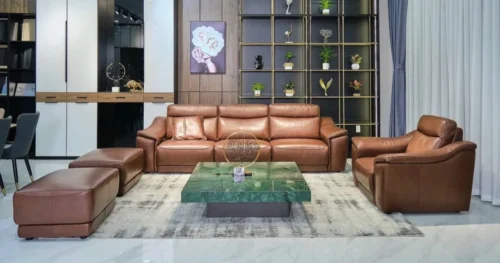 Không gian phòng khách sạn với thảm, rèm, nội thất đồng bộ tông màu