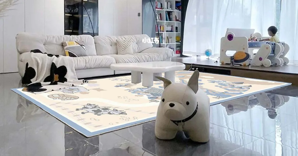 Trẻ nhỏ chơi trên thảm sợi tổng hợp dễ vệ sinh và an toàn